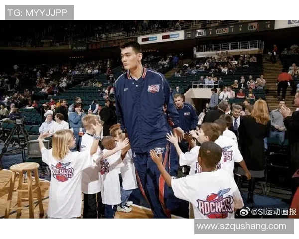 姚明与NBA传奇中锋合影留念重温篮球辉煌岁月